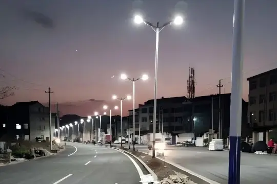 مشروع إنارة الشوارع بالطاقة الشمسية في مقاطعة جبلية في غرب الصين